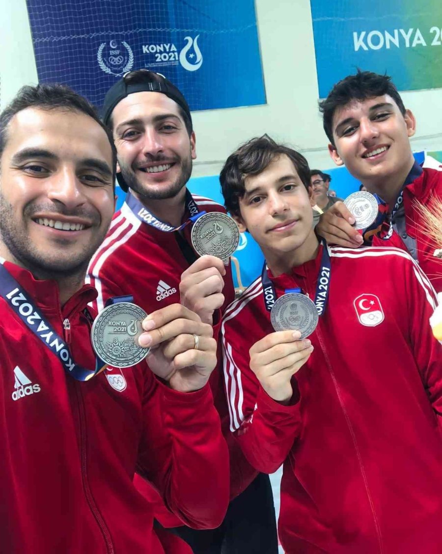 Erkek Kılıç Milli Takımı Hem Gümüş Madalyanın Hem De Eskişehirli Sporseverlerin Takdirini Kazandı