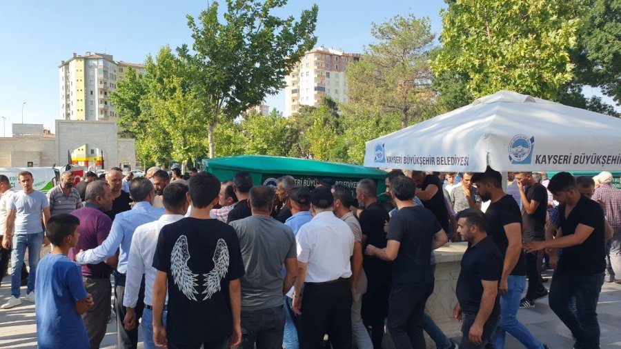 Bıçaklı Kavgada Hayatını Kaybeden Genç Toprağa Verildi