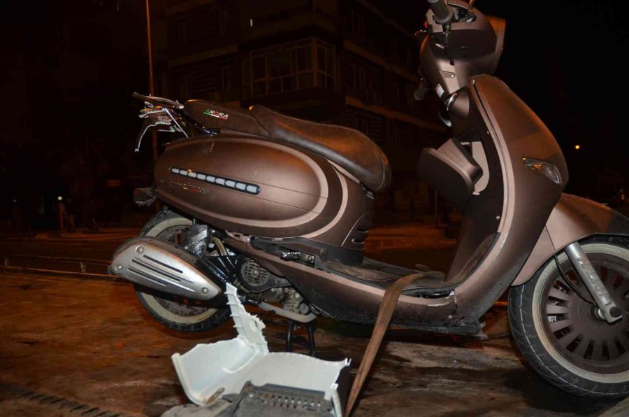 Kontrolden Çıkan Otomobil Motosiklete Çarptı: 1’i Ağır 2 Yaralı