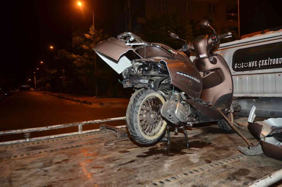 Kontrolden Çıkan Otomobil Motosiklete Çarptı: 1’i Ağır 2 Yaralı