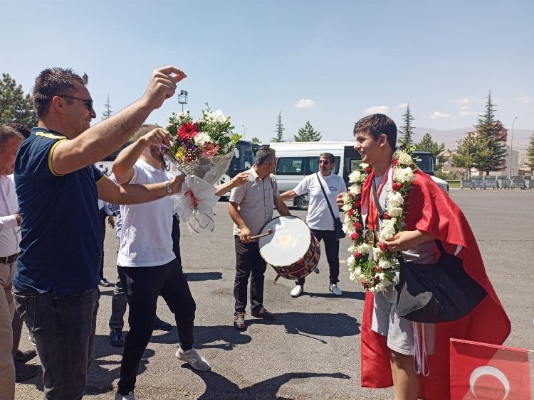 Avrupa Şampiyonu Halterci Büyükhüseyinler Coşkuyla Karşılandı