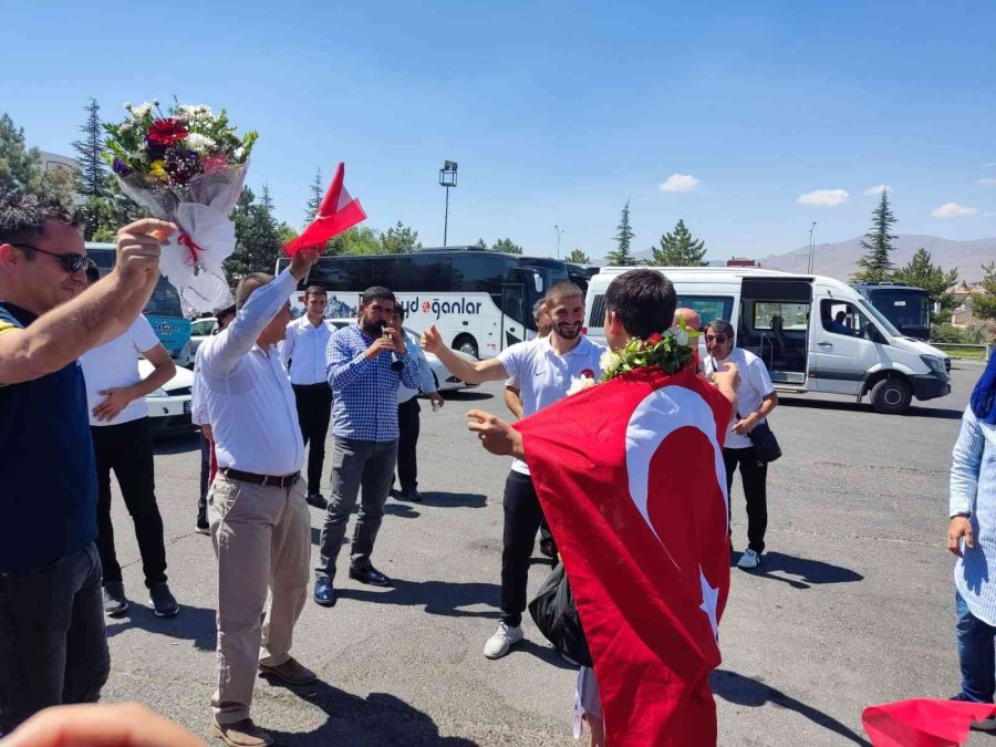 Avrupa Şampiyonu Halterci Büyükhüseyinler Coşkuyla Karşılandı