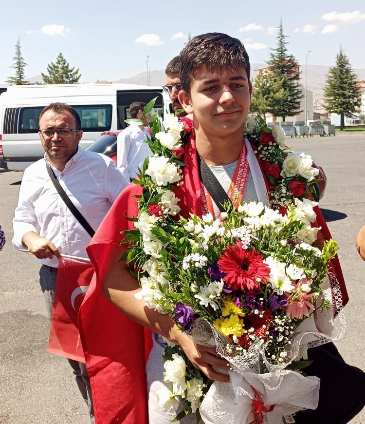 Avrupa Şampiyonu Halterci Büyükhüseyinler Coşkuyla Karşılandı