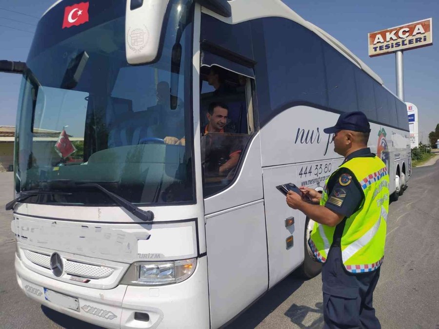 Aksaray’da Trafik Jandarması Yolcu Taşıyan Araçları Denetliyor