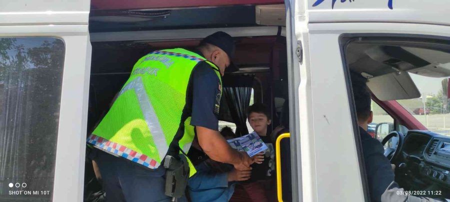 Aksaray’da Trafik Jandarması Yolcu Taşıyan Araçları Denetliyor