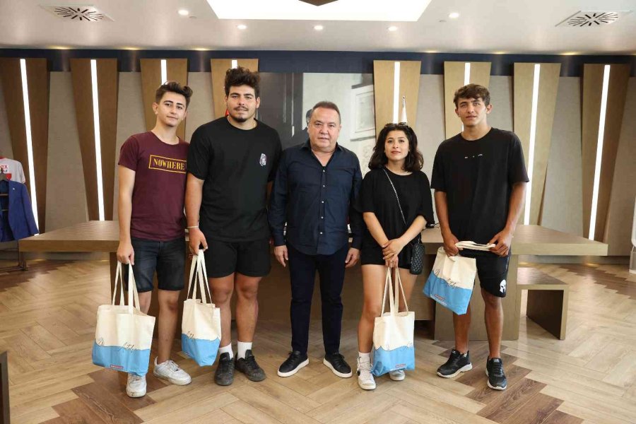 Başkan Böcek, Dünya Şampiyonu Raftingcileri Ağırladı