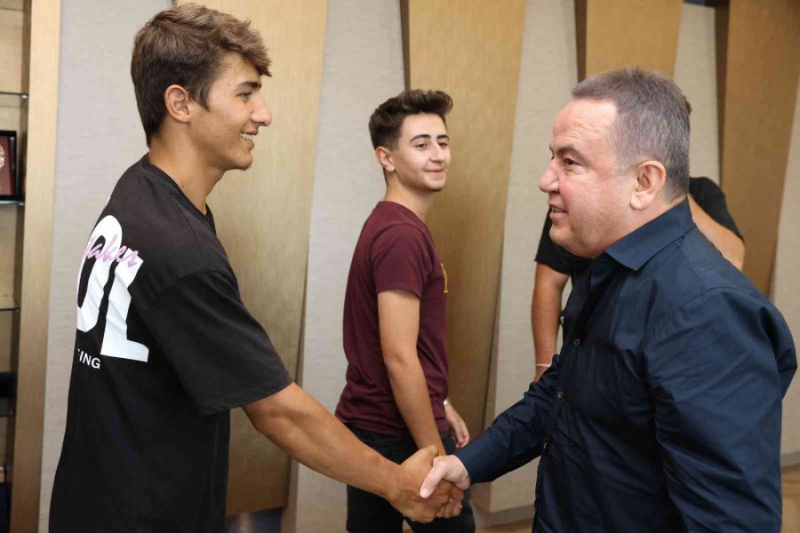 Başkan Böcek, Dünya Şampiyonu Raftingcileri Ağırladı