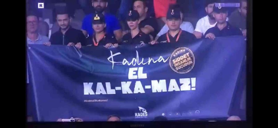 Jandarmadan Stadyumda, ’kadına El Kalkamaz’ Pankartı