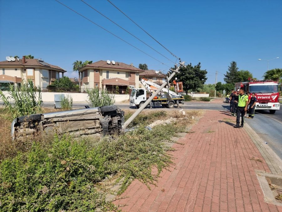 Virajı Alamayan Otomobil Elektrik Direğini Yerinden Söktü