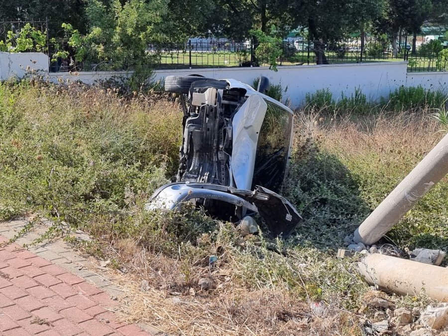 Virajı Alamayan Otomobil Elektrik Direğini Yerinden Söktü