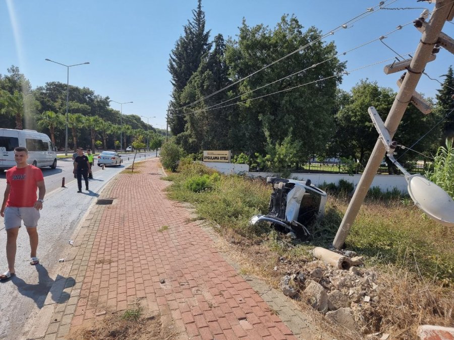 Virajı Alamayan Otomobil Elektrik Direğini Yerinden Söktü