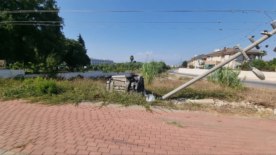 Virajı Alamayan Otomobil Elektrik Direğini Yerinden Söktü