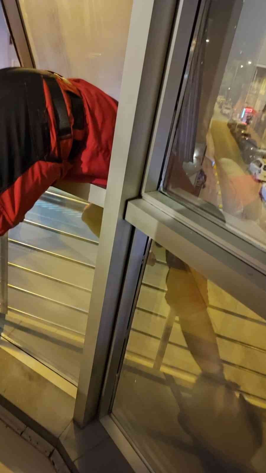 Cam Kenarında Kalan Kediyi Akut Eskişehir Gönüllüleri Kurtardı