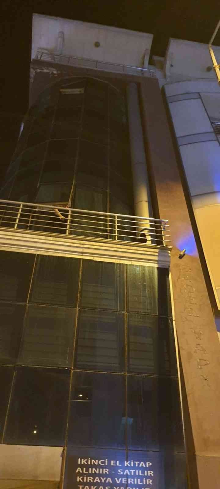 Cam Kenarında Kalan Kediyi Akut Eskişehir Gönüllüleri Kurtardı