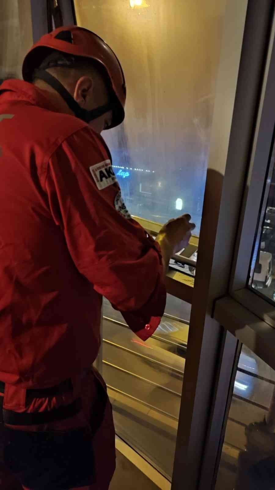 Cam Kenarında Kalan Kediyi Akut Eskişehir Gönüllüleri Kurtardı