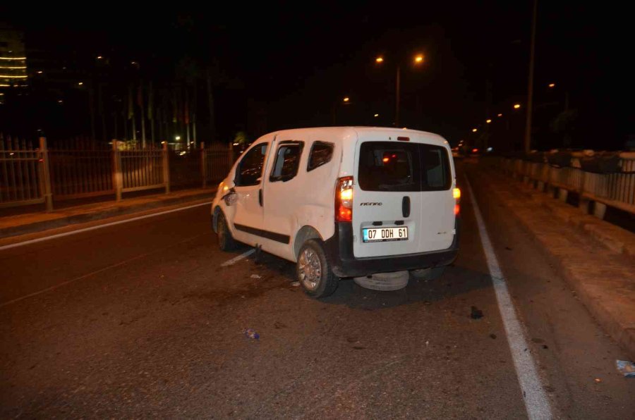 Antalya’da Otomobile Arkadan Çarpan Motosiklet Sürücüsü Yaralandı