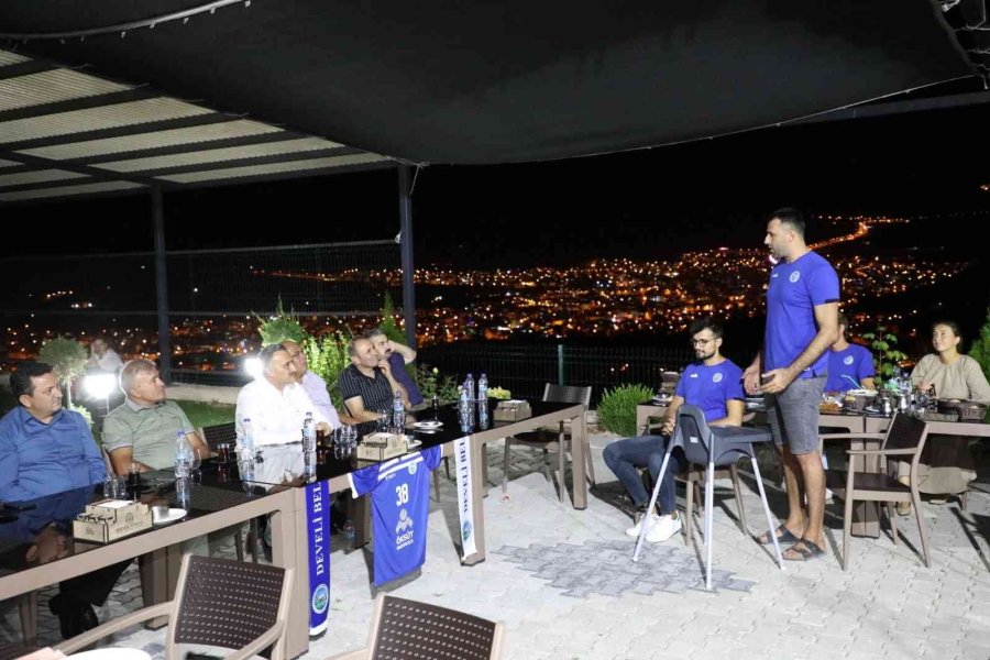 Develi Belediyespor Yönetimi Ve Sporcular Bir Araya Geldi