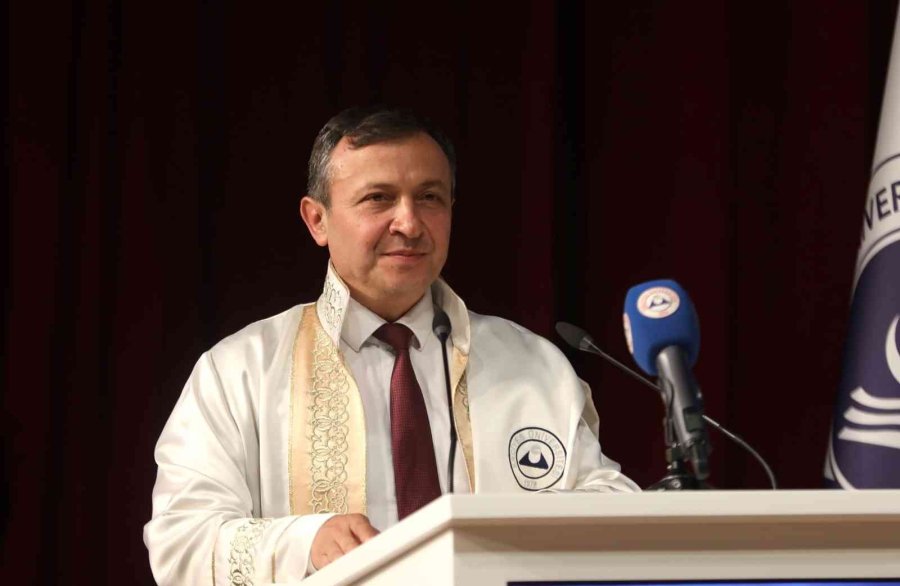 Erü Eğitim Fakültesi’nde Mezuniyet Heyecanı