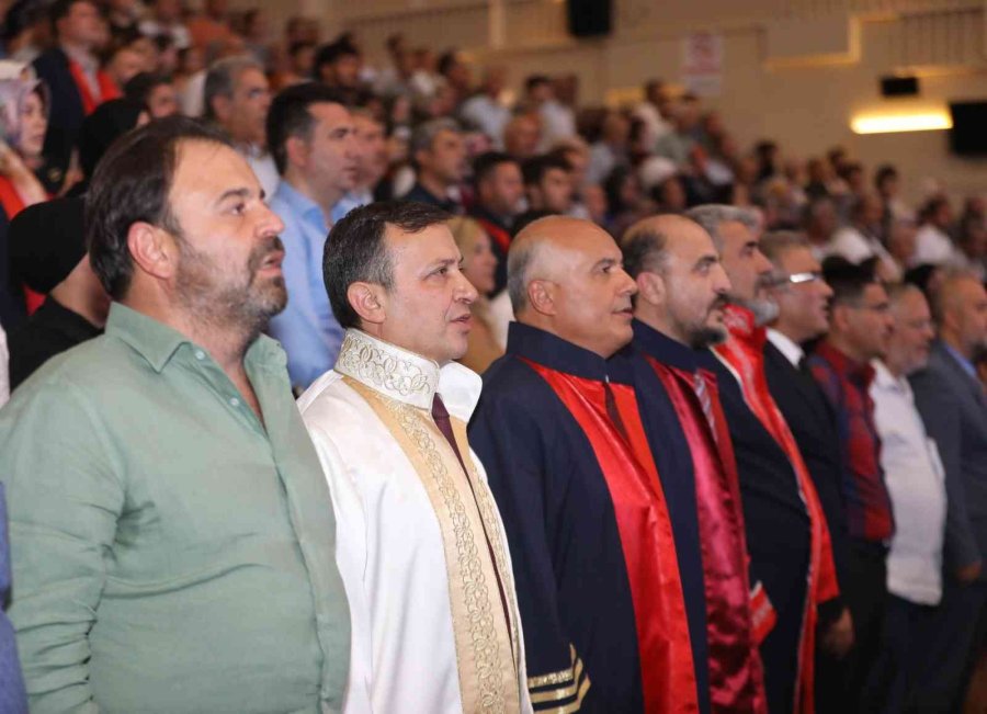 Erü Eğitim Fakültesi’nde Mezuniyet Heyecanı