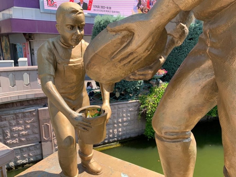 Heykelin Balıkçı Kovası Çöplüğe Döndü