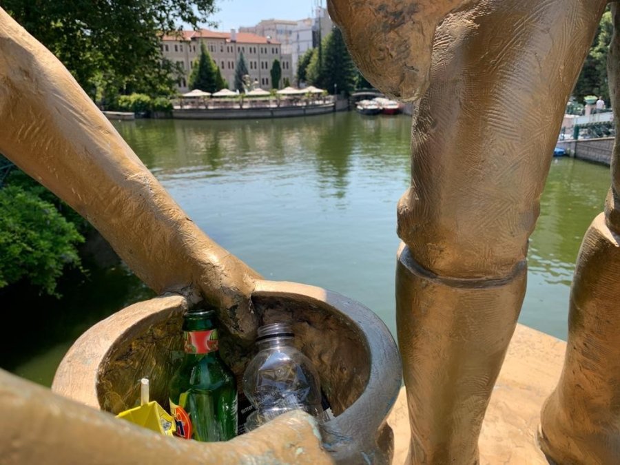 Heykelin Balıkçı Kovası Çöplüğe Döndü