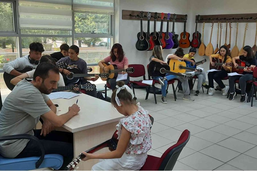 Gençlik Merkezi’nin Gitar Eğitimlerine Yoğun İlgi