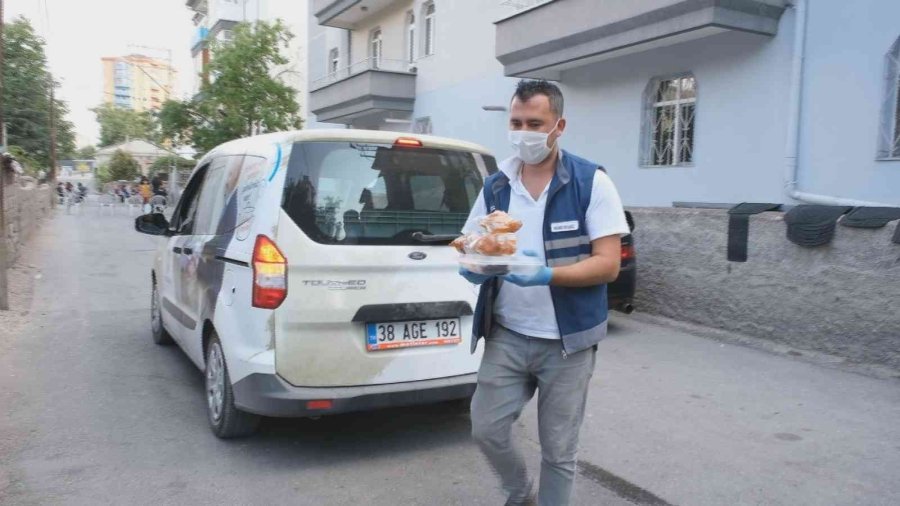 Kocasinan’da Gönüller Kazanılıyor, Evlere Her Gün 4 Çeşit Sıcak Yemek Gidiyor