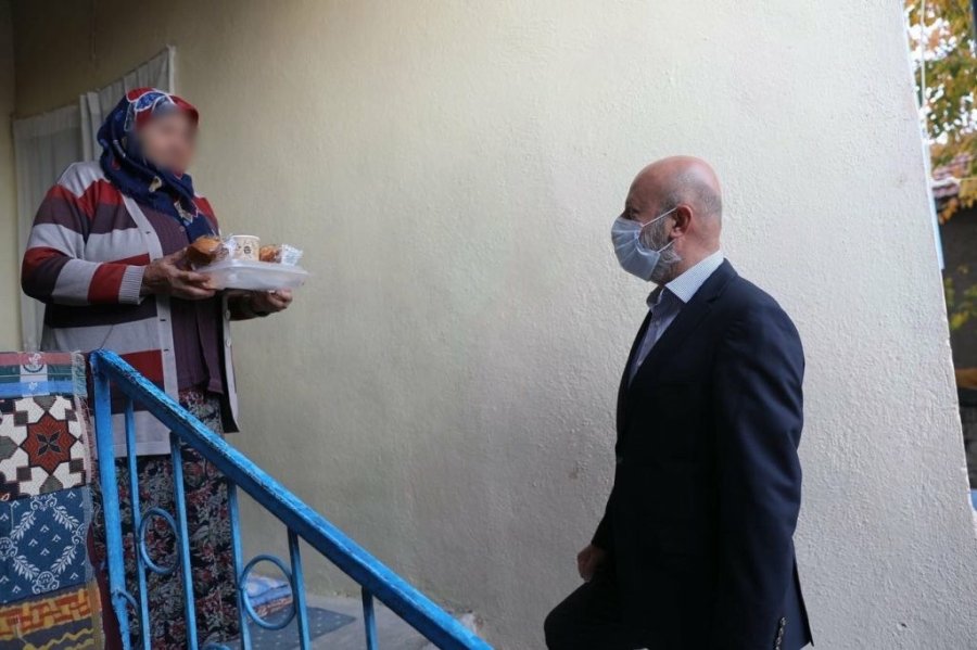 Kocasinan’da Gönüller Kazanılıyor, Evlere Her Gün 4 Çeşit Sıcak Yemek Gidiyor