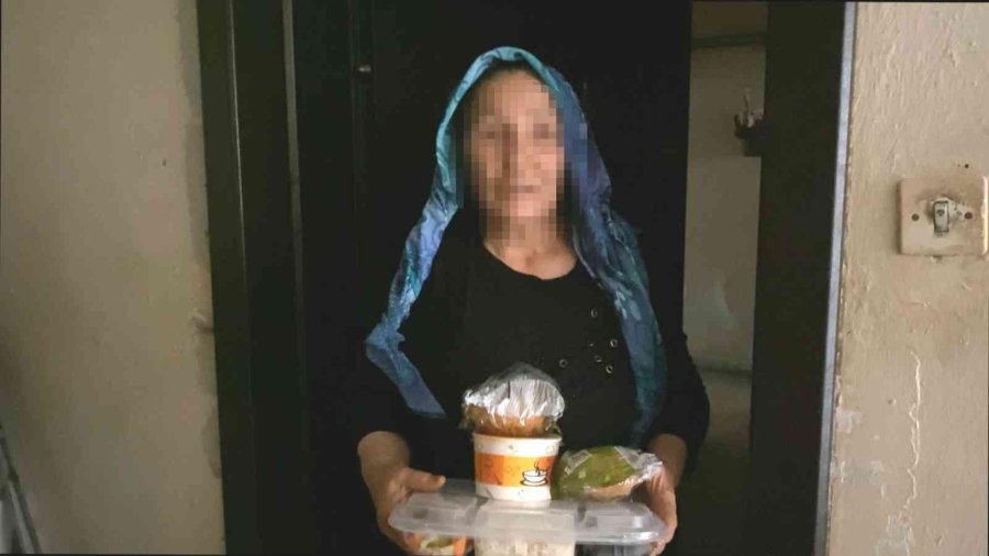 Kocasinan’da Gönüller Kazanılıyor, Evlere Her Gün 4 Çeşit Sıcak Yemek Gidiyor