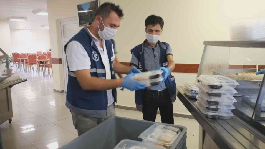 Kocasinan’da Gönüller Kazanılıyor, Evlere Her Gün 4 Çeşit Sıcak Yemek Gidiyor