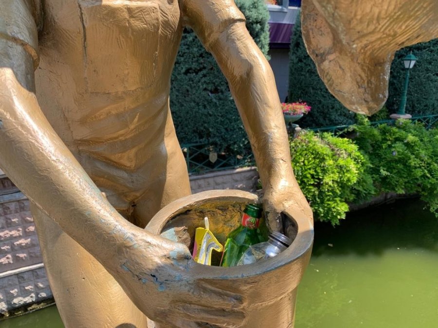 Heykelin Balıkçı Kovası Çöplüğe Döndü