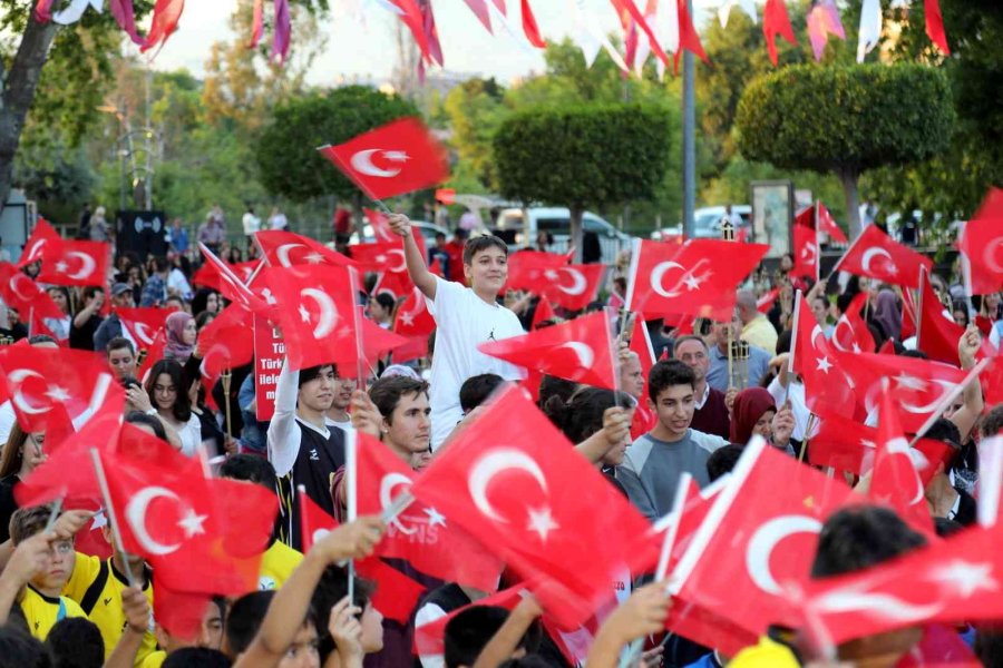 Melek Mosso’dan Manavgat’ta 30 Ağustos Konseri