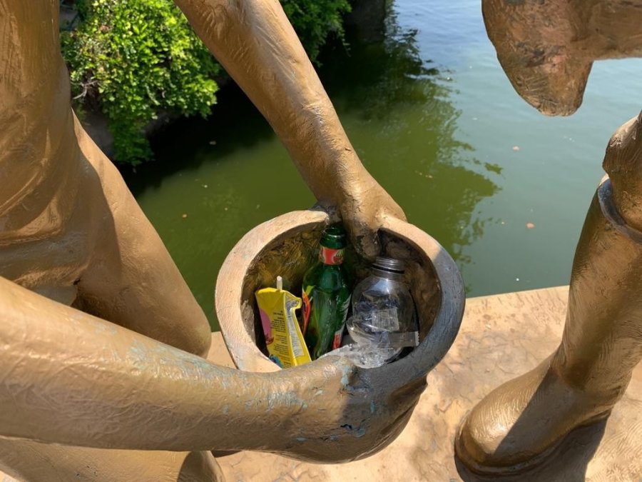 Heykelin Balıkçı Kovası Çöplüğe Döndü