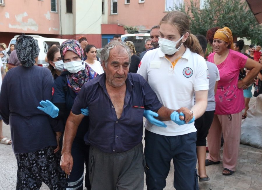 Alevler Arasında Mahsur Kalan Felçli Kadını Komşusu Kurtardı