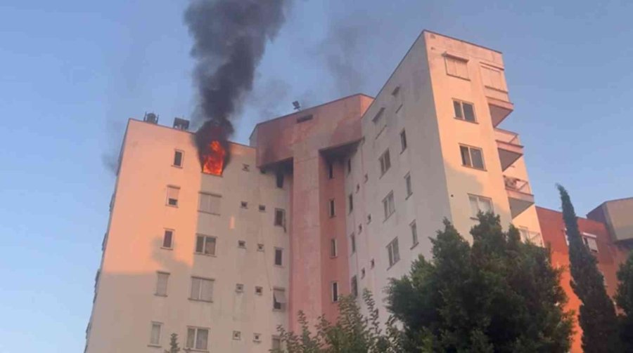 Alevler Arasında Mahsur Kalan Felçli Kadını Komşusu Kurtardı