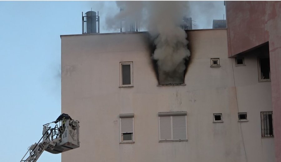 Alevler Arasında Mahsur Kalan Felçli Kadını Komşusu Kurtardı