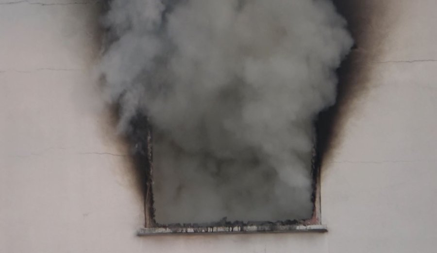 Alevler Arasında Mahsur Kalan Felçli Kadını Komşusu Kurtardı