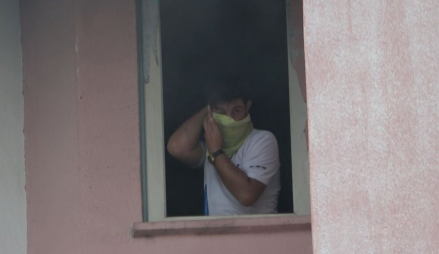 Alevler Arasında Mahsur Kalan Felçli Kadını Komşusu Kurtardı