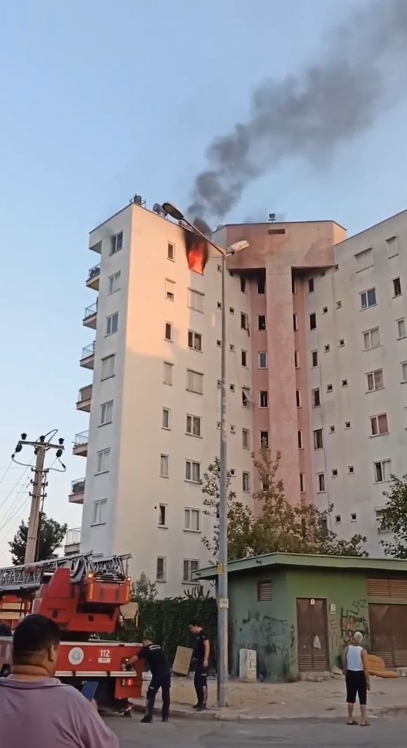 Alevler Arasında Mahsur Kalan Felçli Kadını Komşusu Kurtardı