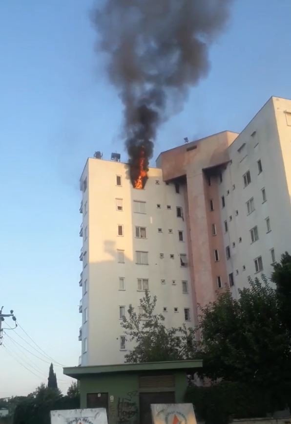 Alevler Arasında Mahsur Kalan Felçli Kadını Komşusu Kurtardı