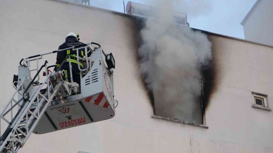 Alevler Arasında Mahsur Kalan Felçli Kadını Komşusu Kurtardı