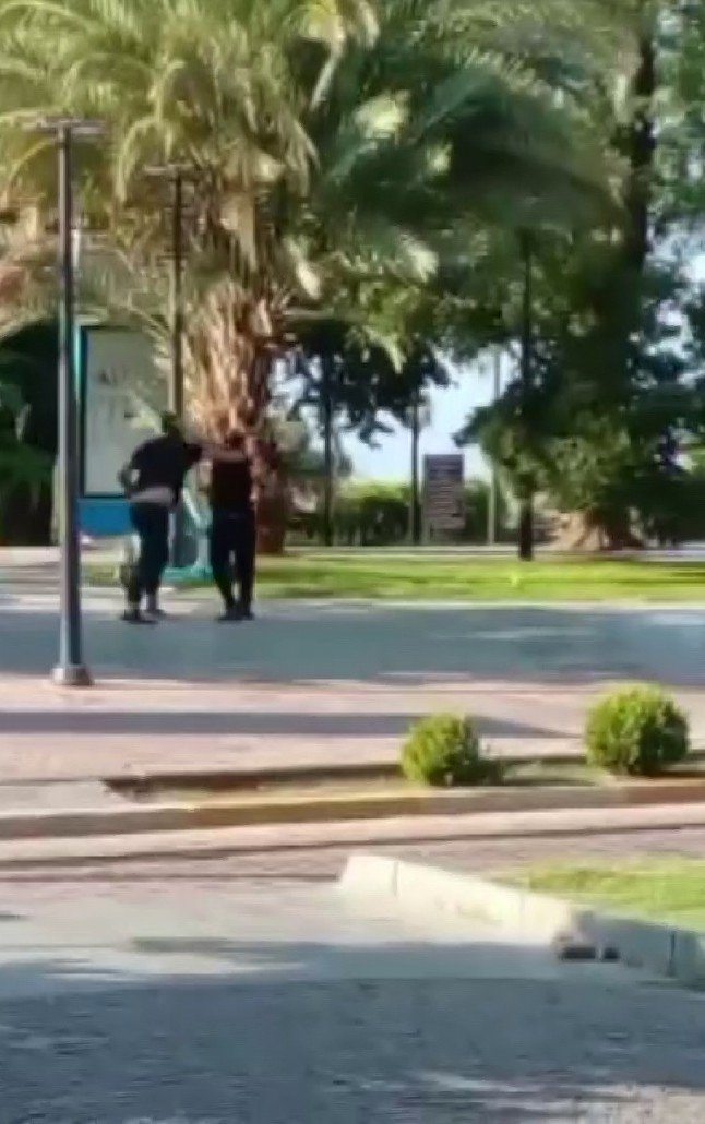 İki Gencin Kavgasında Cadde Ringe Döndü