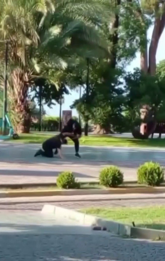 İki Gencin Kavgasında Cadde Ringe Döndü