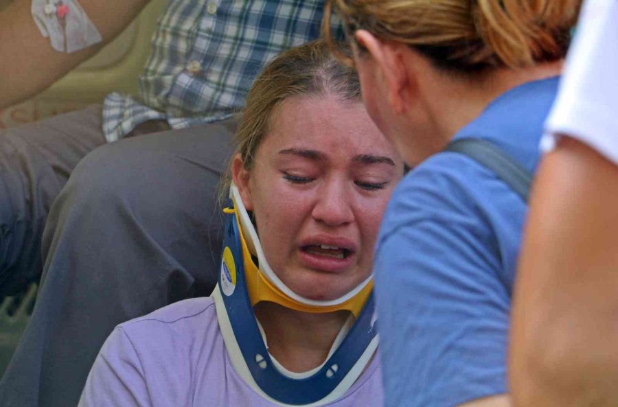 Antalya’da Otel Servis Midibüsü Kamyon Yüklü Çekiciyle Çarpıştı: 4’ü Ağır 27 Yaralı