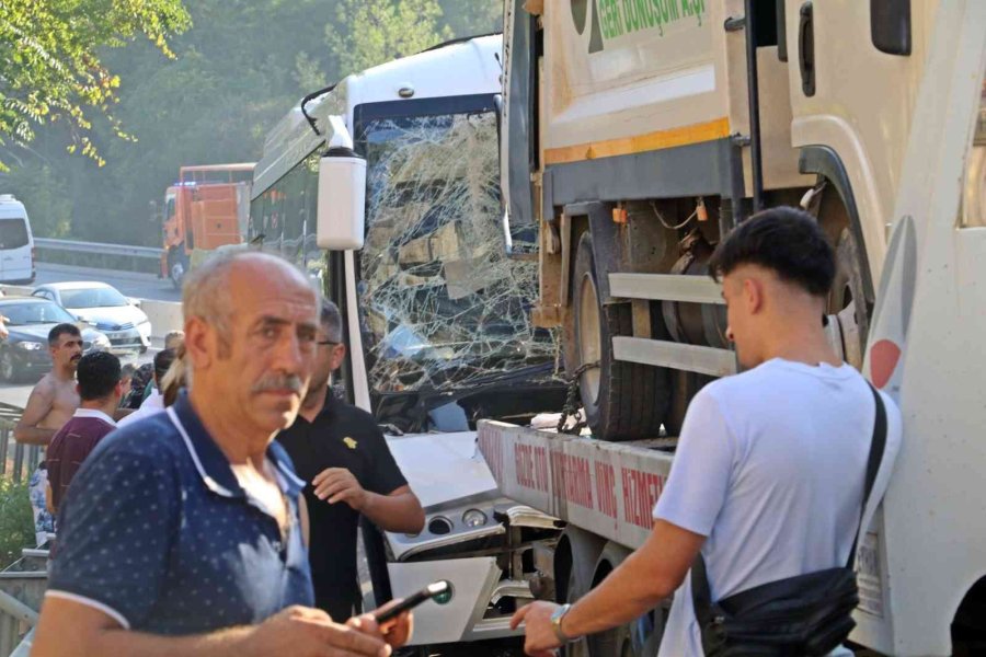 Antalya’da Otel Servis Midibüsü Kamyon Yüklü Çekiciyle Çarpıştı: 4’ü Ağır 27 Yaralı