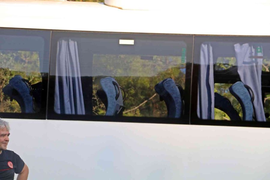 Antalya’da Otel Servis Midibüsü Kamyon Yüklü Çekiciyle Çarpıştı: 4’ü Ağır 27 Yaralı