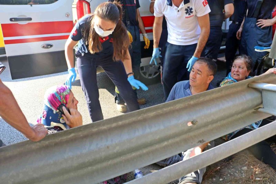 Antalya’da Otel Servis Midibüsü Kamyon Yüklü Çekiciyle Çarpıştı: 4’ü Ağır 27 Yaralı