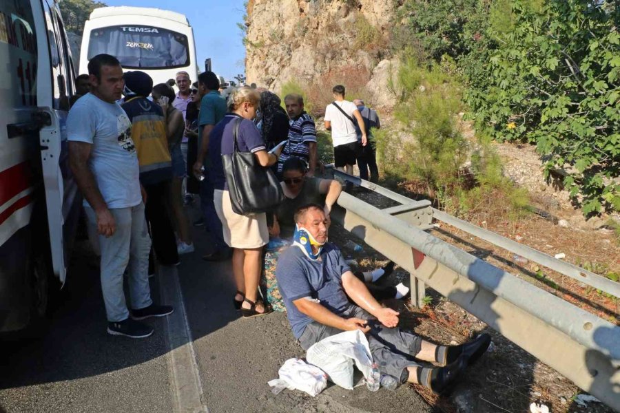 Antalya’da Otel Servis Midibüsü Kamyon Yüklü Çekiciyle Çarpıştı: 4’ü Ağır 27 Yaralı