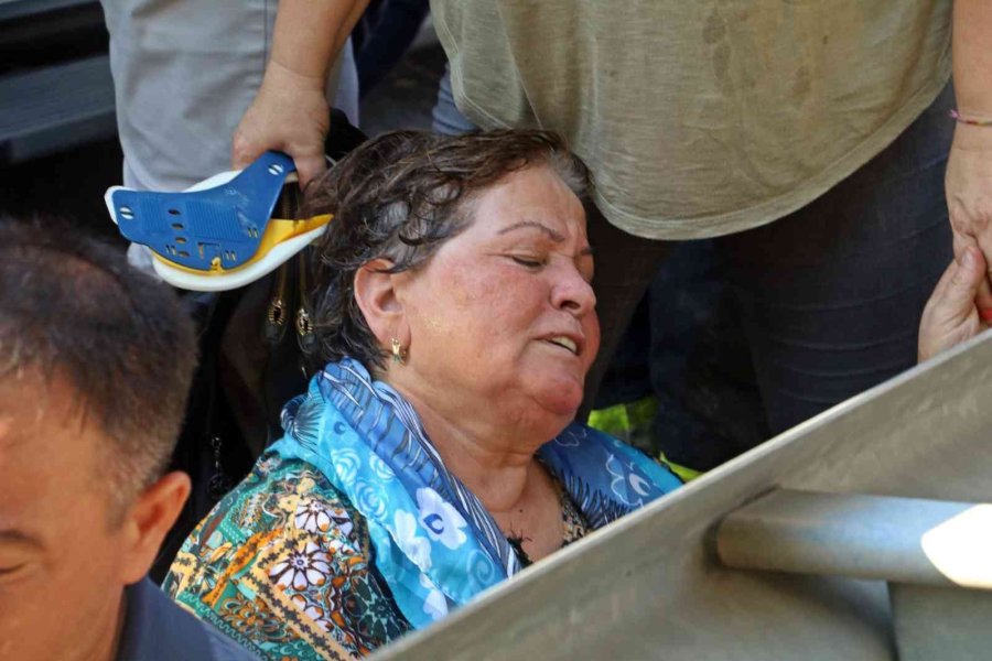 Antalya’da Otel Servis Midibüsü Kamyon Yüklü Çekiciyle Çarpıştı: 4’ü Ağır 27 Yaralı