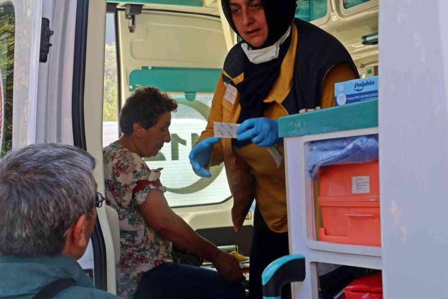 Antalya’da Otel Servis Midibüsü Kamyon Yüklü Çekiciyle Çarpıştı: 4’ü Ağır 27 Yaralı